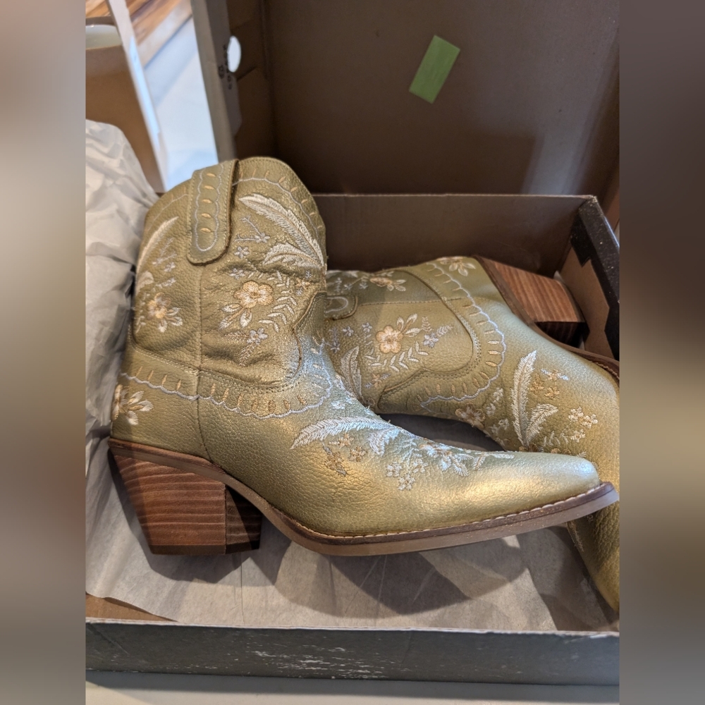 DINGO Primrose Gold Leather boots
